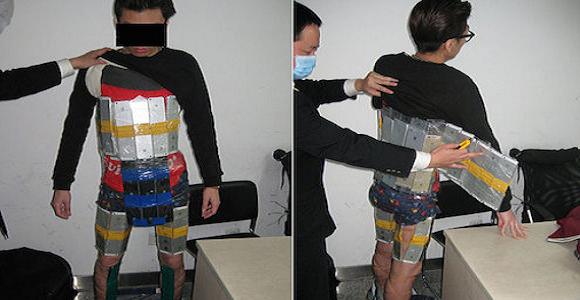 Dịch vụ bảo vệ an ninh bắt thanh niên quấn 94 chiếc iPhone quanh người