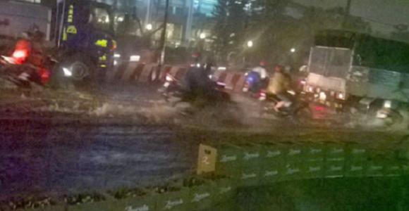 Dịch vụ bảo vệ tại Bình Dương: Dân dùng thùng bia chống lũ