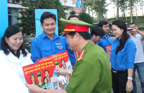 Bảo vệ | dich vu bao ve | Hàng trăm cảnh sát đi phát… tờ rơi