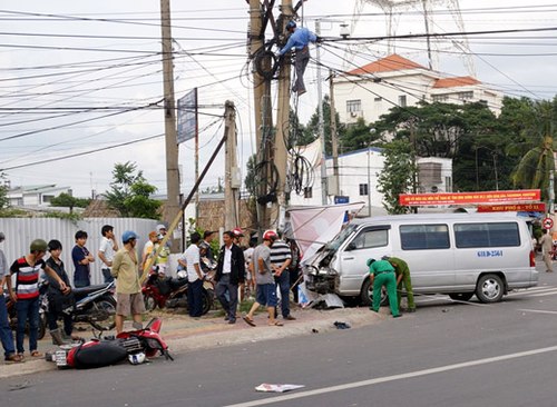 Bao ve | dich vu bao ve | Ôtô Mercedes đâm cột điện làm mất điện 5 km2