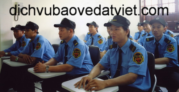 Dịch vụ bảo vệ Đất Việt tuyên dương bảo vệ nhặt của rơi trả lại cho chủ