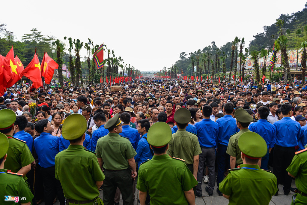 Bảo vệ an ninh trước dòng người hành hương đổ về đền Hùng