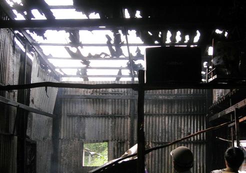 Dich vu bao ve uy tin | Nhiều tiếng nổ lớn khi quán cà phê võng bốc cháy